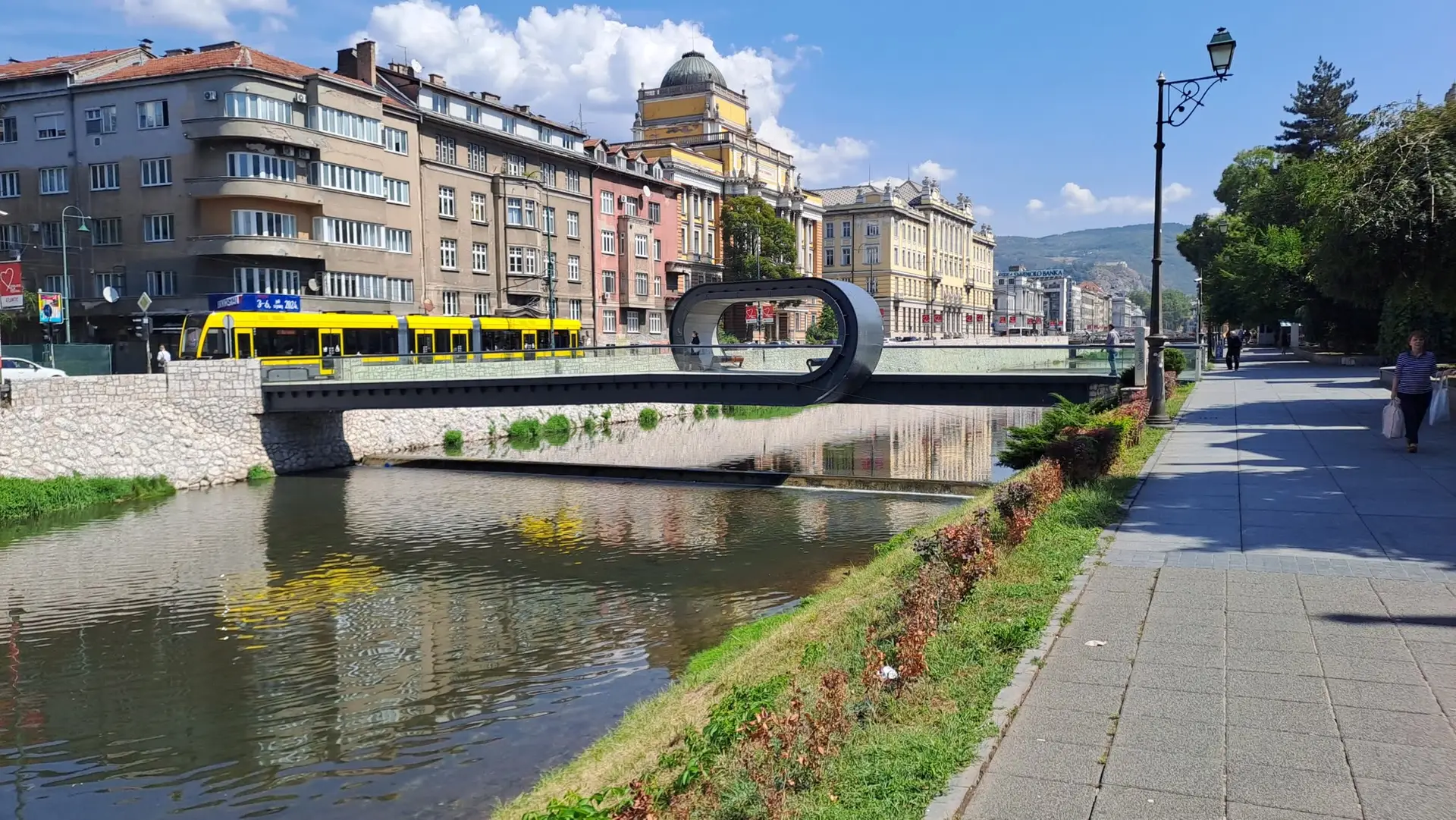 Miljacka kıyısında bir tramvay, Saraybosna