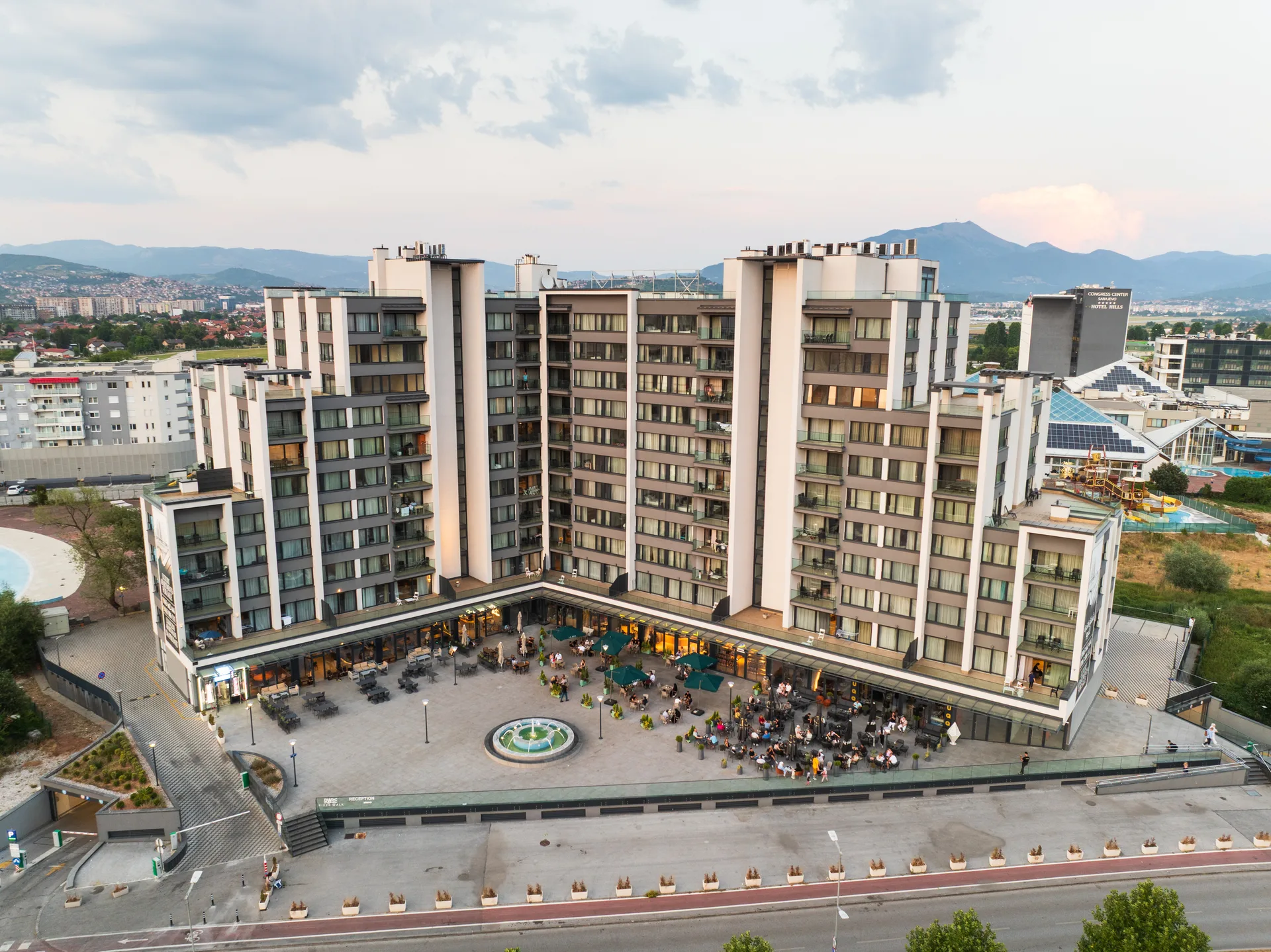 Havadan River Walk, binanın önünde meydan ve çeşmesi