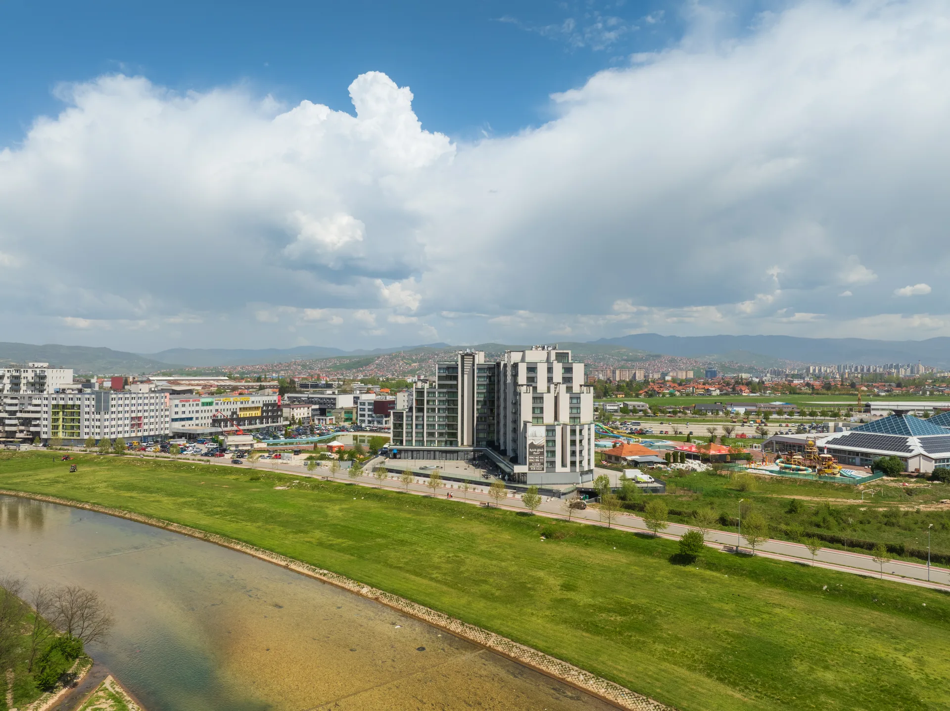 River Walk, Željeznica nehri ve çevresindeki Ilidža mahallesinin havadan görünümü
